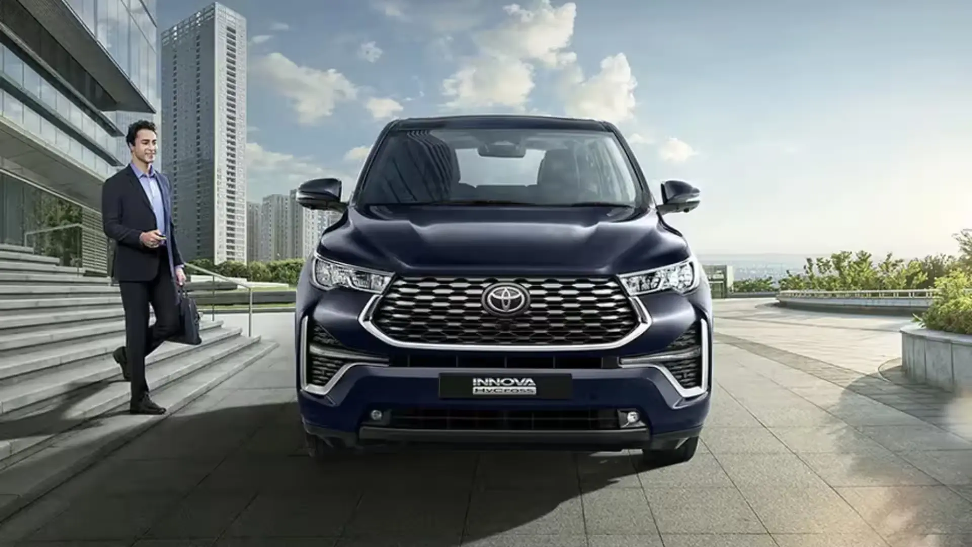 TOYOTA Innova Hycross - Image 2